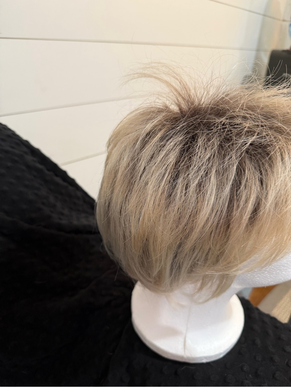 Blonde Layered Short Wig - Natural Ash Blonde - Picture 2 of 3